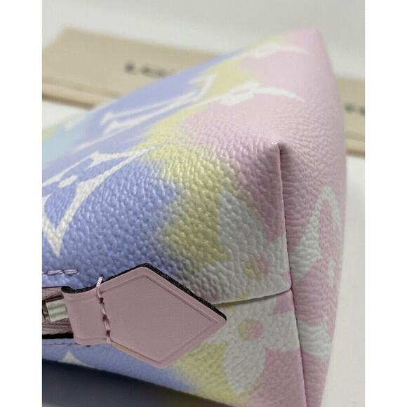 Louis Vuitton Monogram Giant LV Escale Pochette Cosmetic Cosmetic Pouch - Picture 7 of 12